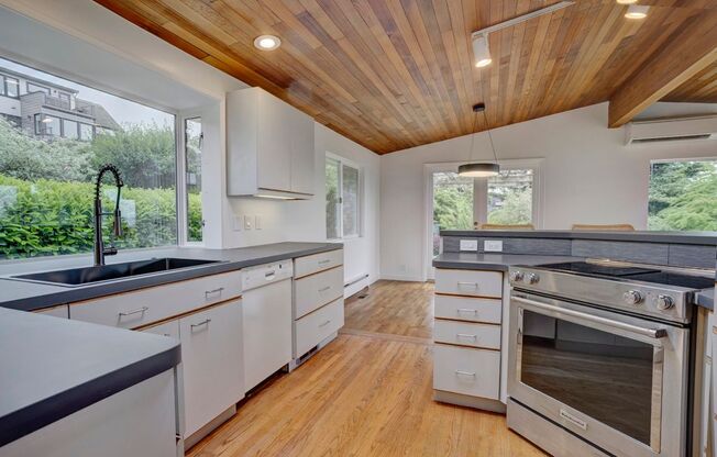 3Bd/2.75Ba Shoreline House