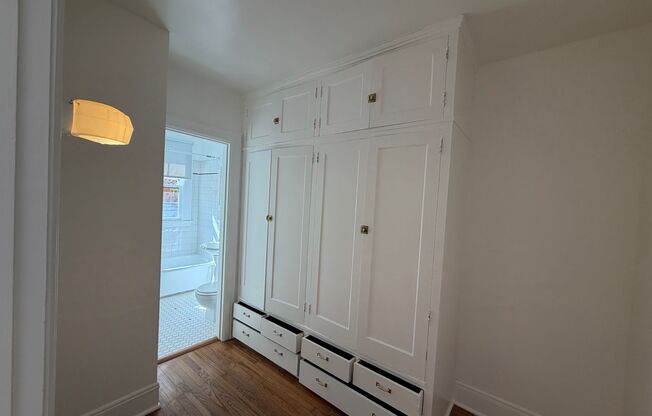 Studio, 1 bath, 308 sqft, $1,099, Unit 16
