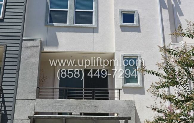 3 Bedroom, 3.5 bathroom Three story Luxury designed townhome in Escondido