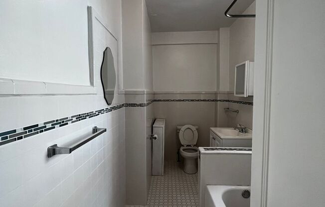 1 bed, 1 bath, 572 sqft, $1,510, Unit Old King Edward 66