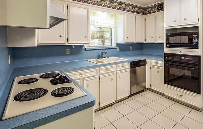 Bryan - 5 bedrooms / 3 bath home near Johnson Elementary