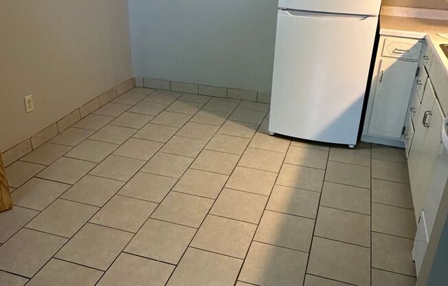 2 beds, 1 bath, $900, Unit WF-101