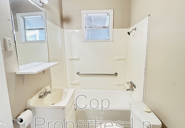 1211 HAMMOND AVE