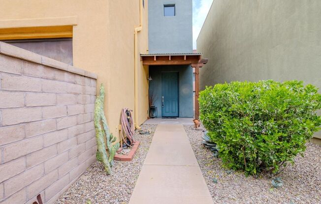 3 Bedroom 2.5 Bathroom FULLY FURNISHED!
