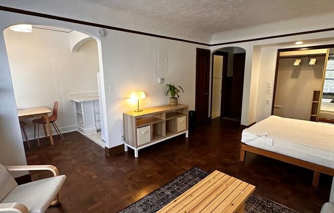 Studio, 1 bath, 429 sqft, $1,300, Unit Unit 103