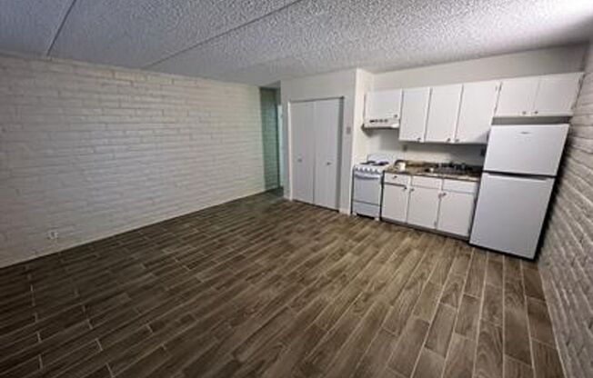 Studio, 1 bath, 332 sqft, $645, Unit 15