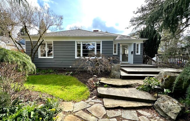 Darling Bungalow in the heart of Broadview!!!!