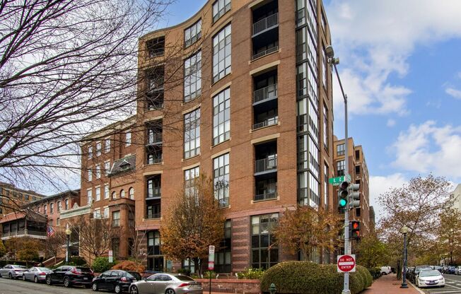 Concierge Building! Available Now! 1 Bed + Den in Quincy Park!