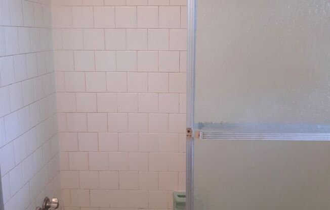 2 beds, 1 bath, 903 sqft, $1,250, Unit B-4