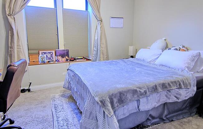 815 817 W ADDISON