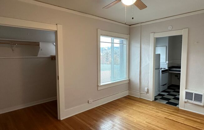 1 bed, 1 bath, 560 sqft, $1,265, Unit 21