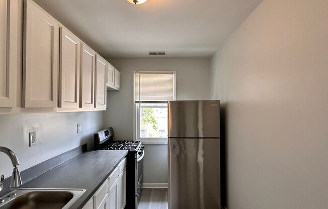 2 beds, 1 bath, 1,000 sqft, $995, Unit 1739 Central Ave - Unit 2F
