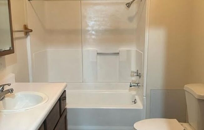 3 beds, 1 bath, $1,200, Unit 1843 W 3rd Street