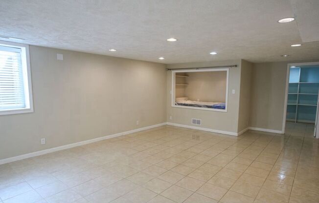 1 bed, 1 bath, $1,000, Unit Basement - Basement