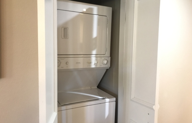 2 beds, 2 baths, $2,400, Unit # 206