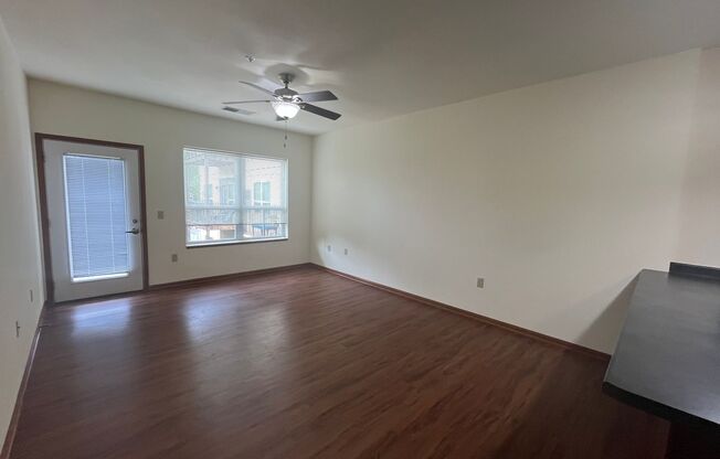 2 beds, 1 bath, 1,016 sqft, $1,600, Unit 215
