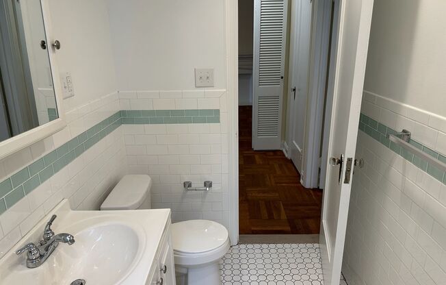 2 beds, 1 bath, 975 sqft, $1,800, Unit Royal York 114