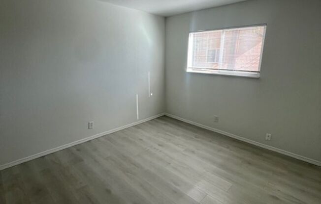 2 beds, 1 bath, 850 sqft, $995, Unit Unit # A