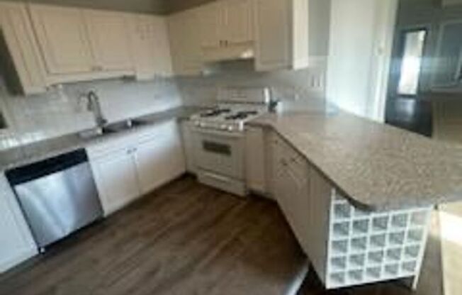 Large 3 bedroom 2 bathroom Condo with Central AC, Hardwood Floors, and more...