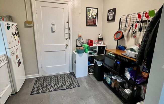 1 bed, 1 bath, $895, Unit 31