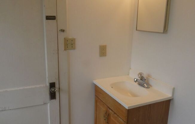 2 beds, 1 bath, $840, Unit Apt 101