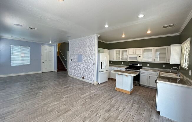 Cozy 3 Bedroom 2.5 Bathroom Home in Southwest!