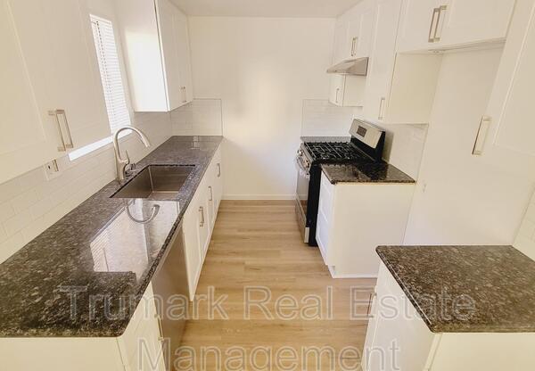 210 W TUJUNGA AVE