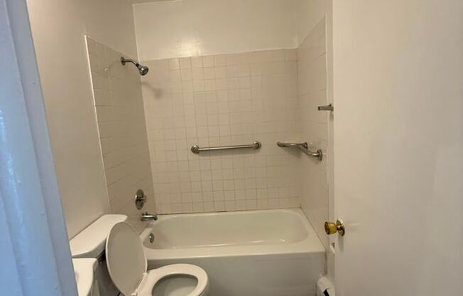 2 beds, 1 bath, 725 sqft, $1,400, Unit 12RW-4