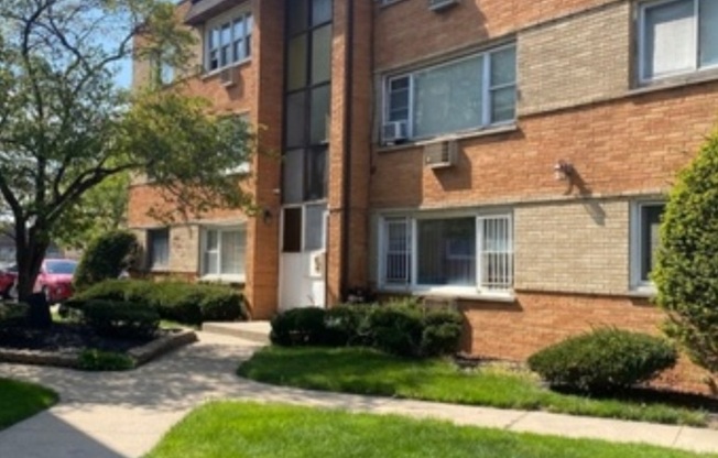 8216 S JEFFERY BLVD