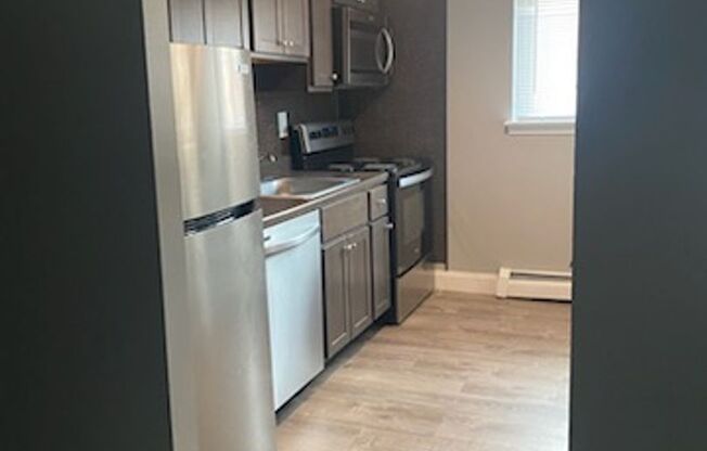 1 bed, 1 bath, 725 sqft, $1,350, Unit D12