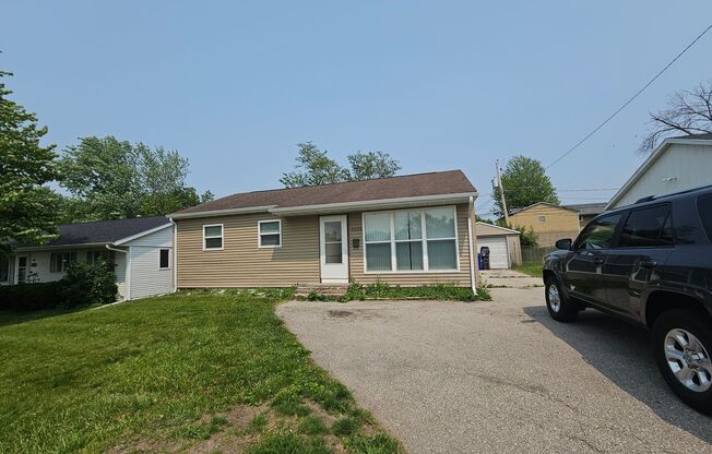 NE 2 bedroom 1 bath with fenced yard, near public park/pool