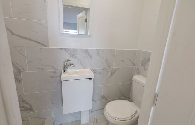 ⭐⭐⭐ RECENTLY UPDATED, 2 BEDROOMS AND 3 BATH HOME LOCATED IN NORTHEAST PHILLY!!! ⭐⭐⭐