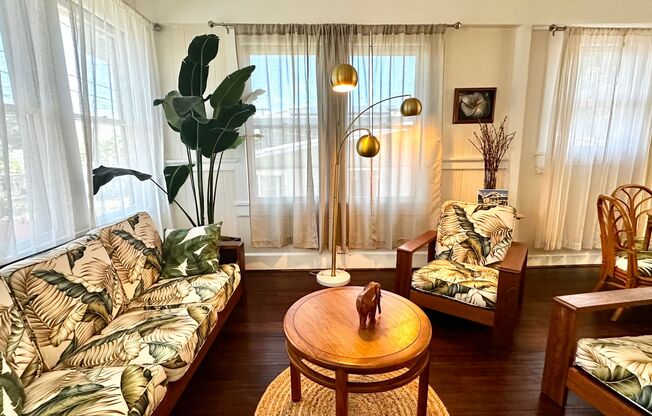 IDEALLY LOCATED 2 BED/1 BATH HOME NEAR KAPAHULU! Washer/Dryer, AC & more!