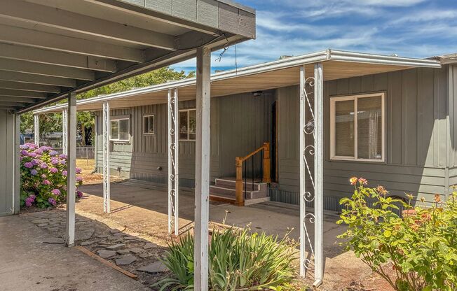Salem 2 Bedroom Home Available Now !