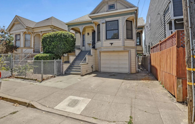 ALL remodeled 3bed/2bath Victorian home! Garage parking! Pet friendly!! Backyard! ONE MONTH FREE!!!!