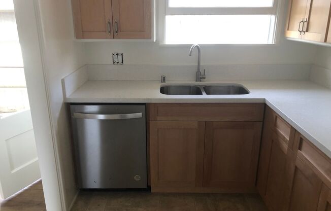 2 beds, 1 bath, $2,850, Unit 5311 Anaheim