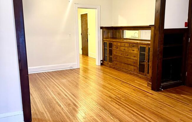 2 beds, 1 bath, 1,000 sqft, $1,325, Unit 302