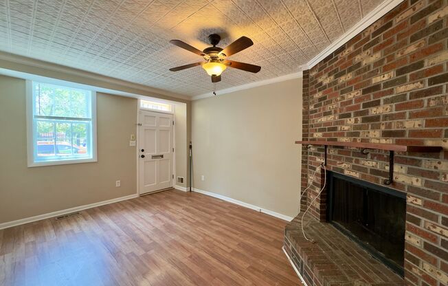 Charming 2 Bedroom/1 Bathroom Townhome in Baltimore, MD!