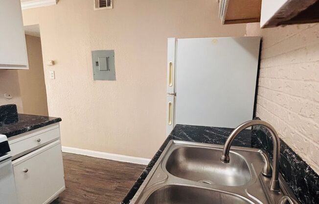 1 bed, 1 bath, 700 sqft, $1,250, Unit 2100