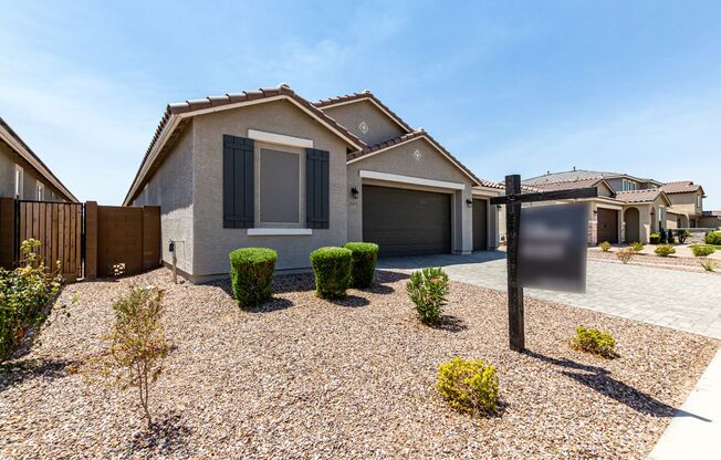 Beautiful move-in ready home in Goodyear!
