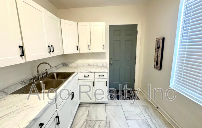 1402 N 21 AVE