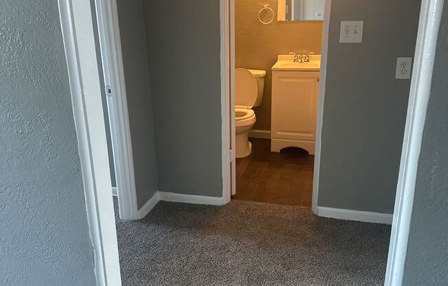 2 beds, 1 bath, 750 sqft, $970, Unit B12 1041 09