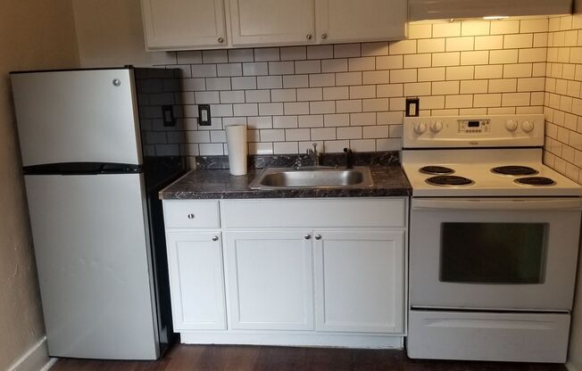 2 beds, 1 bath, 550 sqft, $825, Unit 2