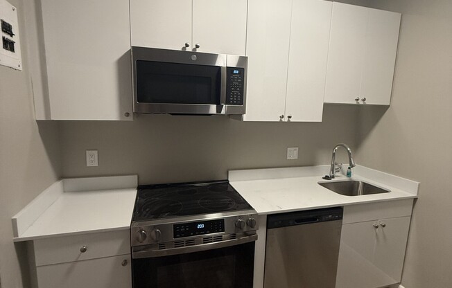 1 bed, 1 bath, $2,700, Unit 13