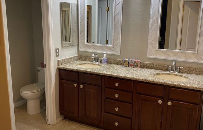 Upgraded and Spacious 5 Bed/3 Bath in Northwest Phoenix