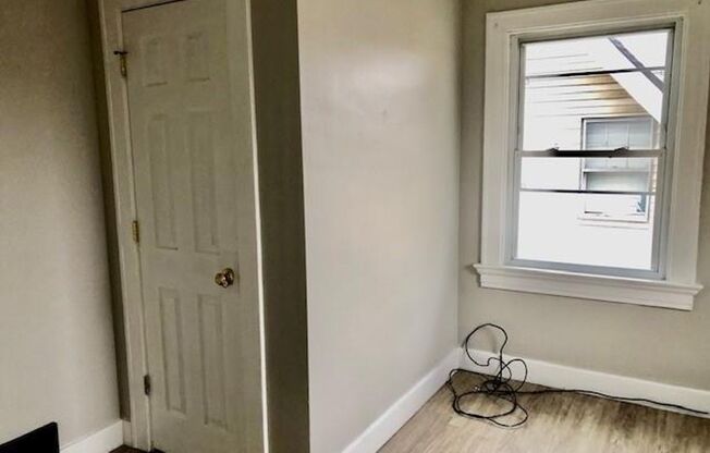 3 beds, 1 bath, $925