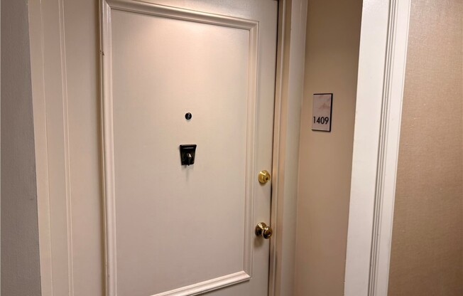 1 bed, 1.5 baths, 883 sqft, $4,200, Unit 1409