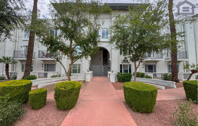 3Bed/2.5Bath Condo at Priest Dr/Rio Salado Pkwy! -- ATTACHED 3-CAR GARAGE!