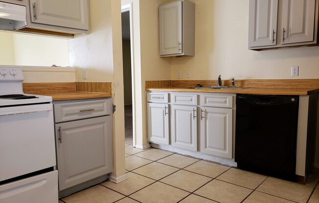 3 BED/ 2 BATH HOME IN DELTONA!