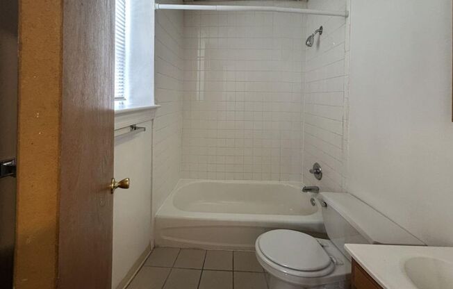 Studio, 1 bath, 284 sqft, $900, Unit 1-J